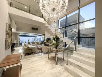 Sobrado de luxo no cond. alphaville ii, 300m² úteis, mobiliada, decorada com 4 quartos sendo 2 suít