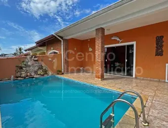 Casa à venda com piscina e 3 quartos em peruíbe, no bairro parque balneario oasis