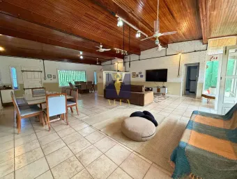 Casa à venda a 50 metros da praia da enseada e saída para duas ruas.