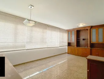 O charme atemporal do bigorrilho espera por você, amplo apartamento clássico com 3 dormitórios.