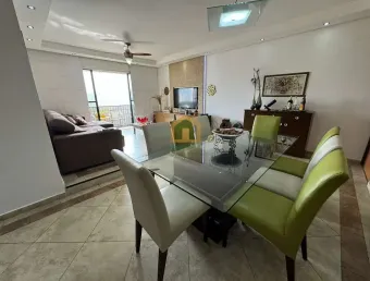 Apartamento padrão, 3 dormitórios) , sendo 1 suíte, com 2 banheiros e uma área total de 143m² .