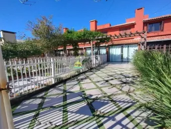 Sobrado reformado apenas 50m do comercio, 2 dormitórios em capão novo posto 4