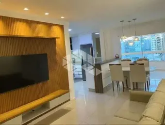 Apartamento mobiliado com 3 quartos, 2 banheiros, vaga de garagem dupla, 108 m² em Balneário Camboriú