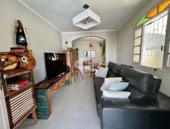 CASA RESIDENCIAL NO BAIRRO FAZENDA SANTO ANTÔNIO, EM SÃO JOSÉ, SC, ESPAÇO GOURMET, CHURRASQUEIRA, 03 DORMITÓRIOS SENDO 01 SUÍTE, 04 VAGAS DE GARAGEM