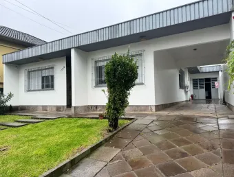 Gazola vende ótima casa de alvenaria com dois pavimentos e opção duas moradias, com três dormitórios, sendo um com suíte, sala,cozinha, banheiro social, e garagem para dois carros.