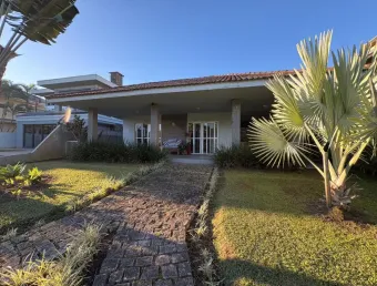 Residência ampla e aconchegante no melhor condomínio fechado de guaratuba e a poucos metros do mar