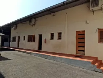 Terreno de 11,60m x 44,60m (480m²), com infraestrutura pronta para oficina ou deposito.