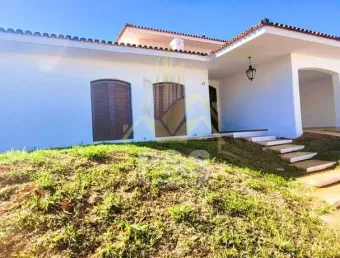 Casa no centro com 4 dormitórios, 2 salas, próximo aos principais colégios