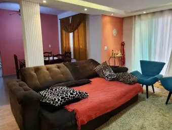 ** lindo sobrado com portão automatizado a 1 minuto do centro!**