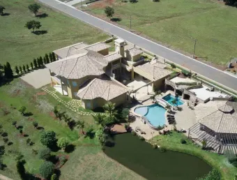 Exclusiva mansão mediterrânea na aldeia dos sonhos – luxo e natureza a poucos minutos do flamboyant!