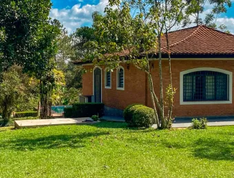 Linda chácara para  locação 7.500 ( jardineiro e piscineiro incluso , iptu e condomínio incluso )