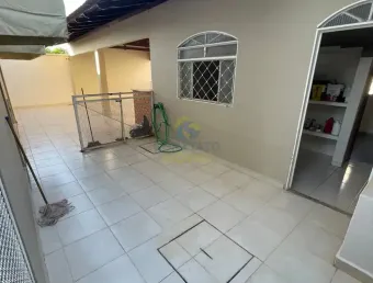 Casa comercial com espaço amplo  350m² de área construída.