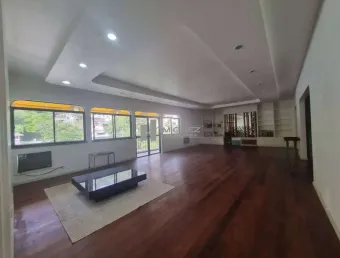 À venda na tijuca: amplo apartamento de 300m² com 5 quartos, 2 suítes, 5 banheiros, varandas e 3 vagas. localizado na rua helion póvoa, esquina com itacuruça, a 400 metros do metrô uruguai. agende vis