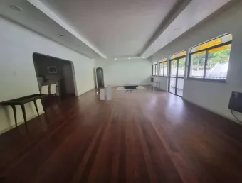 À venda na tijuca: amplo apartamento de 300m² com 5 quartos, 2 suítes, 5 banheiros, varandas e 3 vagas. localizado na rua helion póvoa, esquina com itacuruça, a 400 metros do metrô uruguai. agende vis