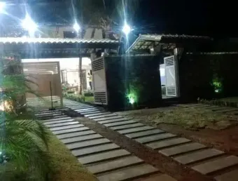 Casa duplex com 6/4 varanda decorada e mobilada em condomínio de praia no parque jacuípe para vender em barra do jacuípe camaçari bahia