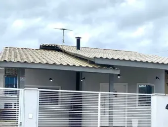 Casa na praia em excelente localização no bairro costeira!