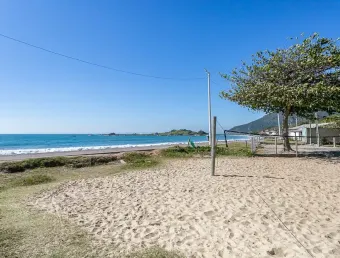 Alugo anual lindo studio em frente a praia da armação