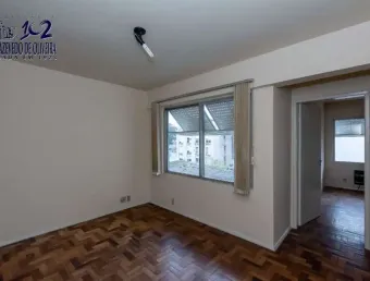 Espaçoso como antigo, estruturado como moderno: Venha morar neste apartamento de