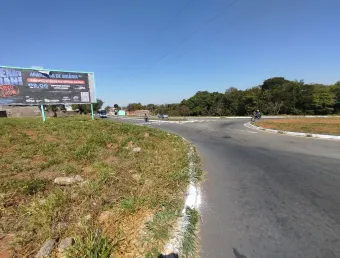 Cabeça de quadra no encontro de 4 avenidas movimentadas perto da av. rio verde. aluga sem fiador.