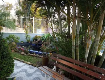 Casa espetacular com 4 suítes, 8 vagas e espaço gourmet no ahú !