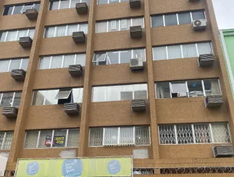 Vende-se sala comercial no centro de curitiba/aceita carro ou moto como parte do pgto..