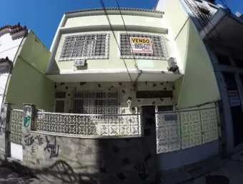 Vendo Prédio Residencial com 2 Apartamentos em Ramos no Rio de Janeiro-RJ.