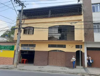 Casa espaçosa com terraço e ponto comercial (opcional) em rua plana no progresso