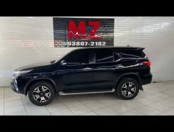 Toyota HILUX SW4 2.8 SRX 4X4 7 LUGARES 16V TURBO INTERCOOLER DIESEL 4P AUTOMÁTICO