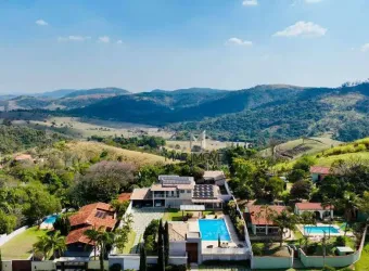 Piscina ao ar livre em uma propriedade em Amparo SP, perfeita para relaxamento.