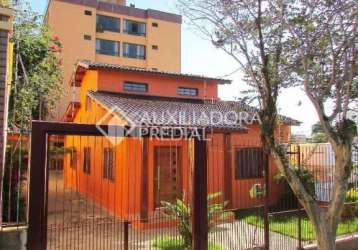 Casa em condomínio fechado com 3 quartos à venda na rua guiné, 486, vila ipiranga, porto alegre, 170 m2 por r$ 858.600