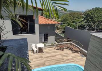 Casa com área gourmet e piscina no santanense / itaúna mg