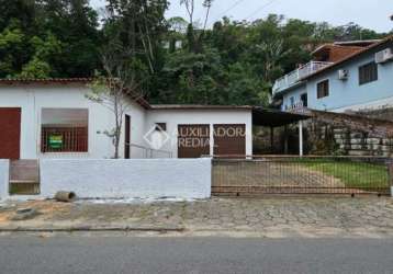 Casa com 3 quartos à venda na rua joão câncio jacques, 479, costeira do pirajubaé, florianópolis, 132 m2 por r$ 750.000