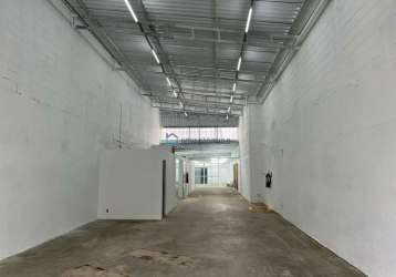 Galpão industrial com 260 m² 3 banheiros vestiário 2 vagas na frente do imóvel