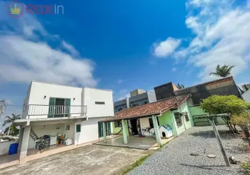 Duas casas (sendo 1 sobrado), amplo terreno com 351,00 m2, centro