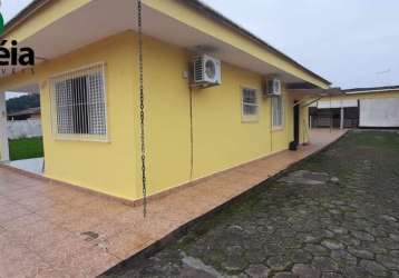 Casa com piscina para venda no bairro carijó - cananéia-sp