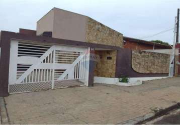 Casa com 04 quartos, piscina e churrasqueira a venda na cidade de mogi guaçu