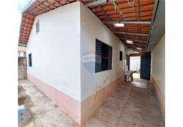Casa em condomínio residencial pantanal 1 - contendo sala, cozinha, área de serviço, banheiro social , 02 dormitórios.