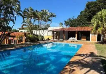 Casa à venda em estilo colonial com 4 suites no condomínio shangrilá - excelente localização