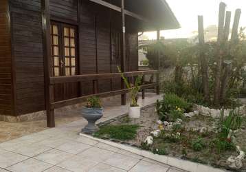 Linda casa com 3 quartos + edícula