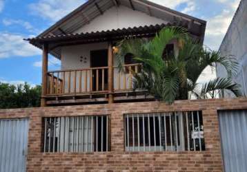 Oportunidade de casa duplex revestida de madeira em condados de meaípe / guarapari - es