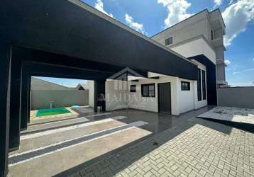 Casa com arquitetura moderna, amplo espaço c/ piscina e churrasqueira, localizada no bairro parque