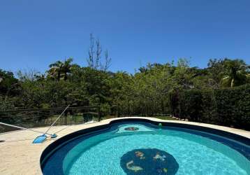Casa no condomínio costa verde em piatã com 4 suítes com piscina área gourmet