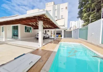 Maravilhosa casa com piscina na praia do morro...