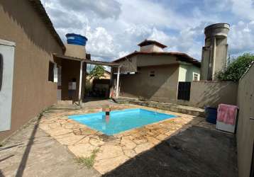 Casa com piscina e lagoa em lote com área de 238,20 m² em sitio novo, mateus leme/ mg