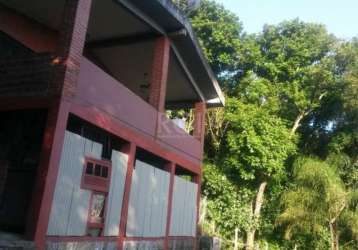 Sitio com 3 dormitórios, sendo 2 suítes, casa ampla, com linda vista para o guaíba.<br>lugar calmo, mata nativa, amplo terreno.