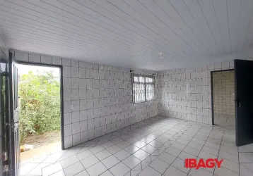 Casa com 2 quartos para alugar na rua julio teodoro martins, 2355, fundos, biguaçu, 57 m2 por r$ 1.900