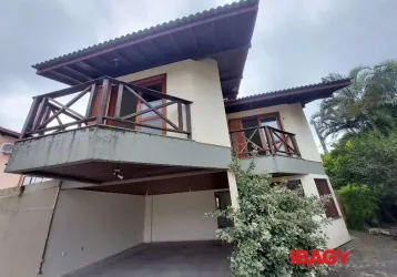 Casa com 3 quartos para alugar na rua begônia, 118, itacorubi, florianópolis, 138 m2 por r$ 4.600