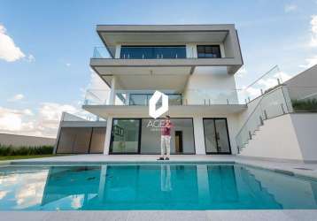 Casa nova em condomínio com 4 suítes, 620m² de área construída!