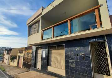 Casa com barracão nos fundos e ponto comercial no centro