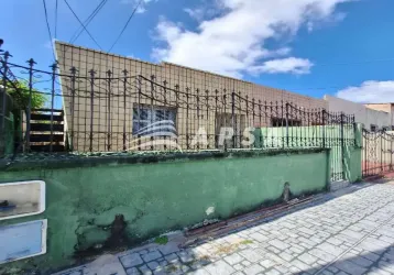 Alugo ótima casa, dispõe de sala, cozinha, despensa, área de serviço, quintal, 02 dormitórios, sendo